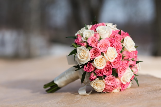 Bouquet de mariée de roses blanches rouges