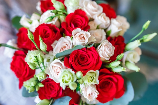 Bouquet de mariée de roses blanches et rouges