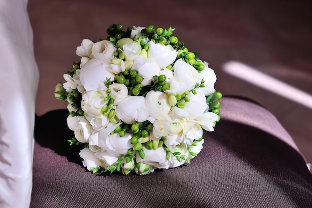 Bouquet de mariée de roses blanches