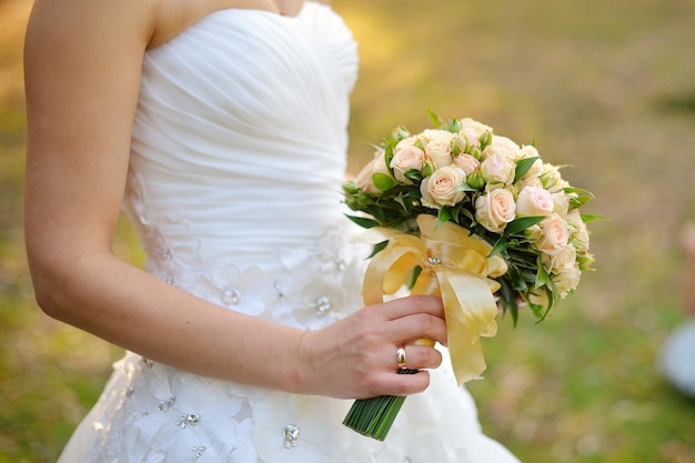 Bouquet de mariée de roses blanches