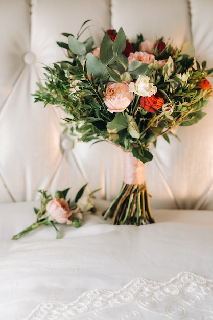 Bouquet de mariée avec roses et boutonnière