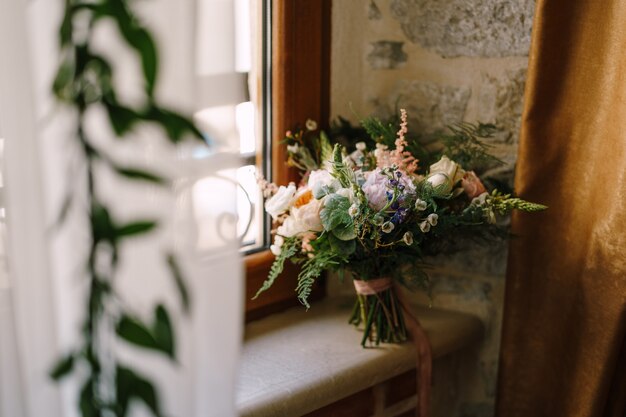 Bouquet de mariée de roses crème pivoines roses eustoma waxflower astilbe limonium branches d'eucalyptus