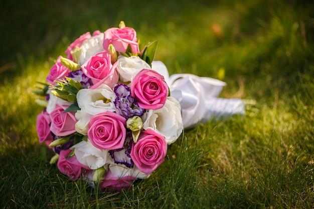 Bouquet de mariée de roses sur une herbe verte