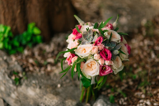 Bouquet de mariée de roses pivoines et plantes succulentes