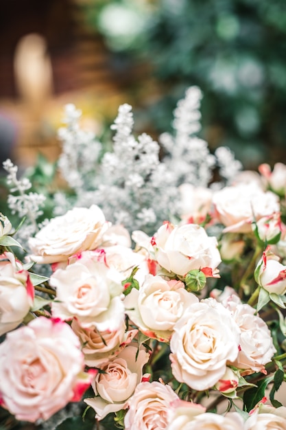 Photo bouquet de mariée de roses roses blanches
