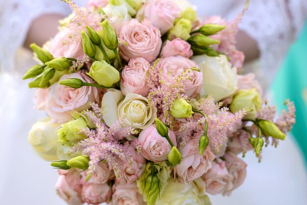 Bouquet de mariée de roses roses closeup