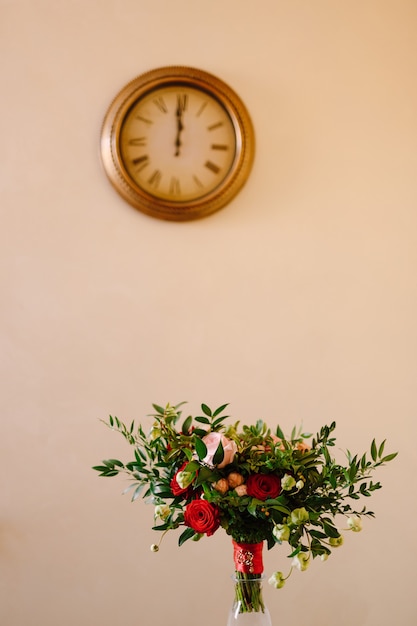 Bouquet de mariée de roses rouges et roses branches de buis ne fleurissant pas de bourgeons de fleurs blanches et rouges