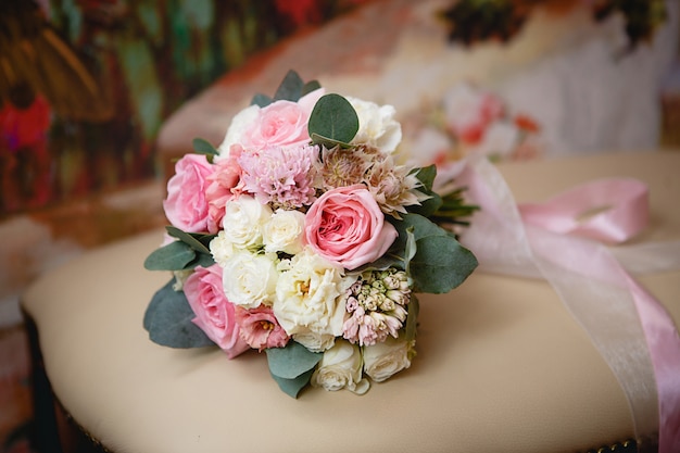 Bouquet de mariée avec des roses rouges