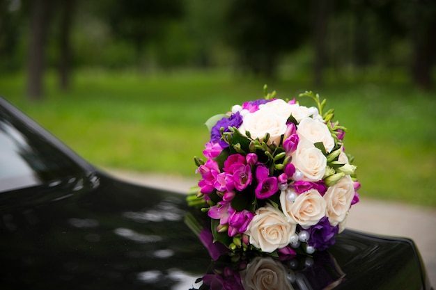 Bouquet de mariée avec des roses rouges