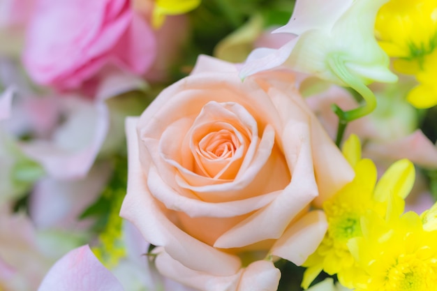 Bouquet de mariée avec des roses à utiliser comme papier peint