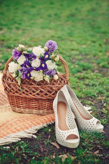 Bouquet de mariée de roses et de violettes dans le panier