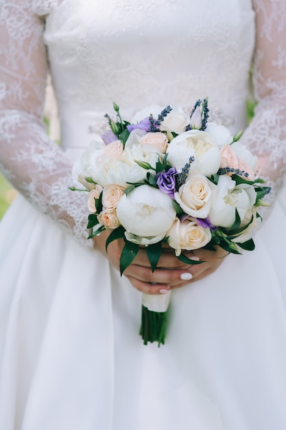 Bouquet de mariée avec roses violettes