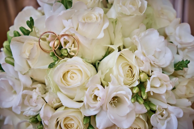 Le bouquet de la mariée se compose de roses blanches et d'hortensias roses sur le bouquet Gros plan