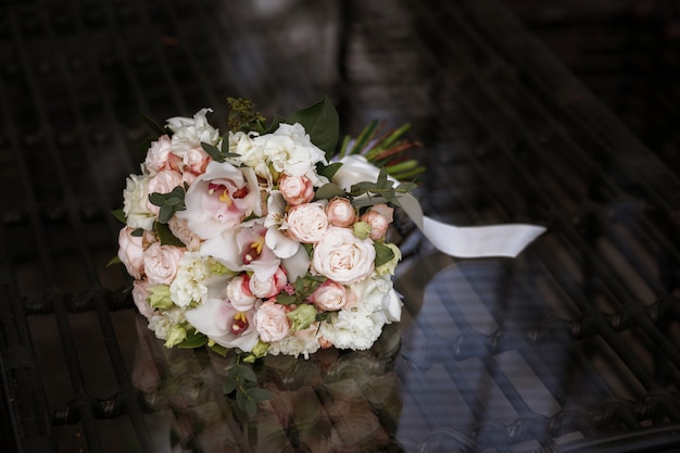 Bouquet de mariée sur la surface du miroir