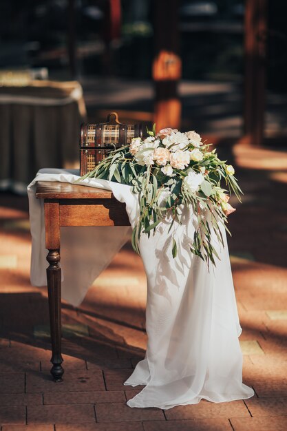 Bouquet de mariée sur table en bois