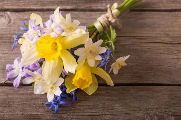 Bouquet de mariée sur table en bois