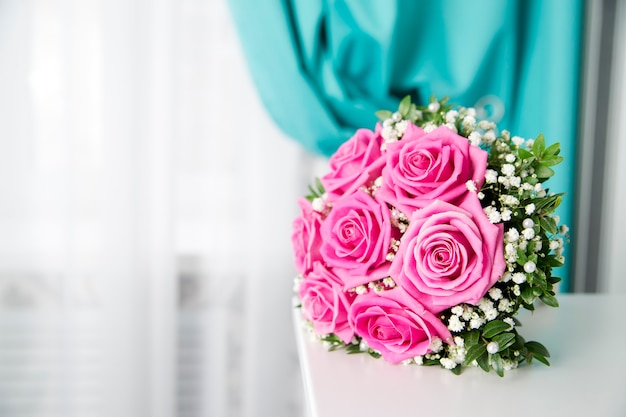 Bouquet de mariée sur table