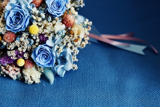 Bouquet de mariée sur un tissu bleu