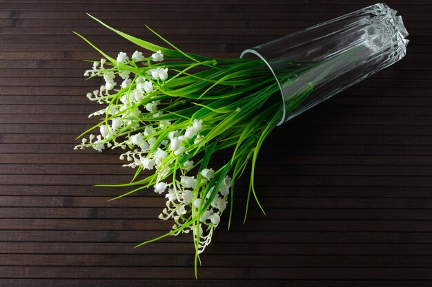 Bouquet de muguet artificiel dans un verre