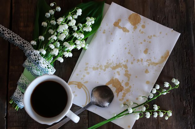 Bouquet de muguet et café du matin