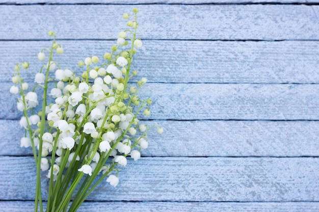 Un bouquet de muguet sur un fond en bois