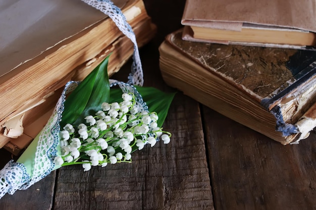 Bouquet de muguet frais et livre rétro