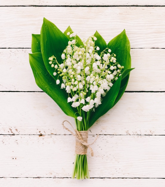 Bouquet de muguet sur des tableaux blancs