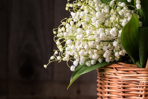 Bouquet de muguets dans un panier en osier