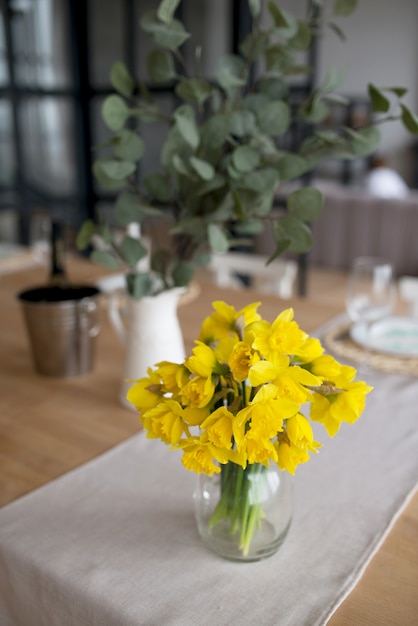 Photo bouquet de narcisses jaunes frais sur une table