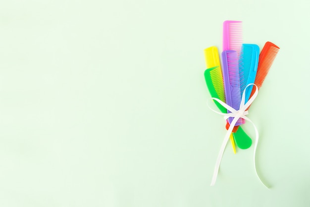 Bouquet de nombreux peignes en plastique multicolores