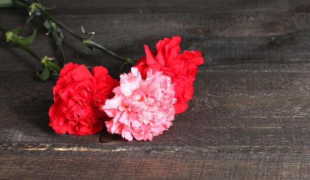 Bouquet d'oeillets sur fond de bois