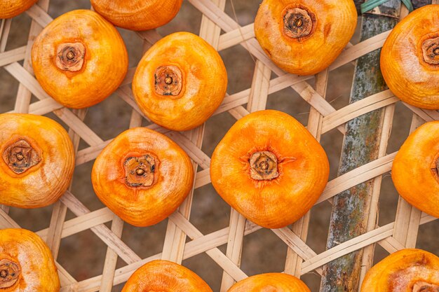 un bouquet d'oranges sont sur une surface en bois