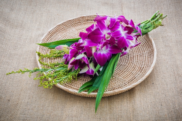 Bouquet d&#39;orchidées dans un napperon sur un sac