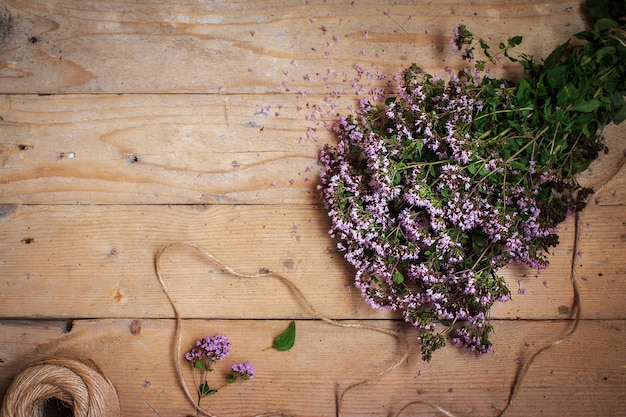 Bouquet D'origan Marjolaine Sur Une Table En Bois