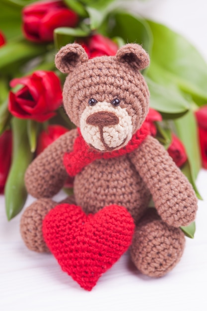 Bouquet d'ours et de tulipes rouges