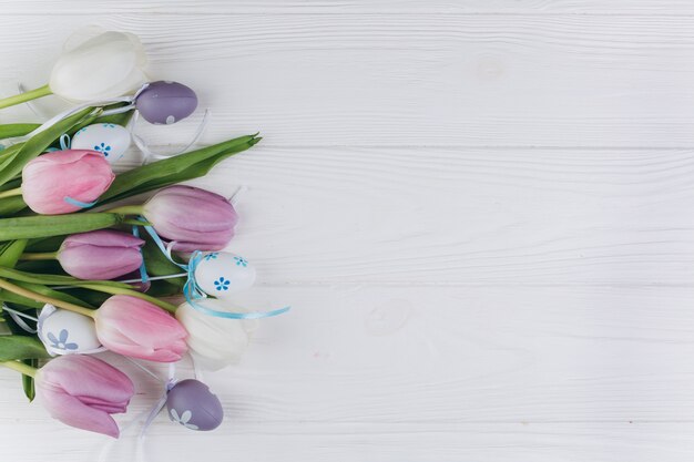 Bouquet de Pâques avec des oeufs et des tulipes de couleur pastel