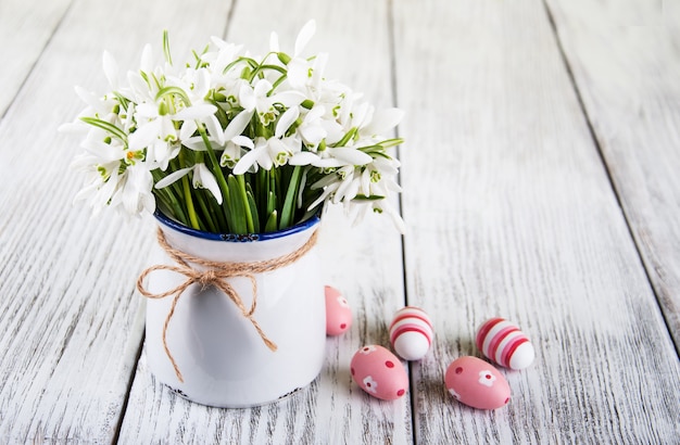 Bouquet de perce-neige et oeufs de Pâques