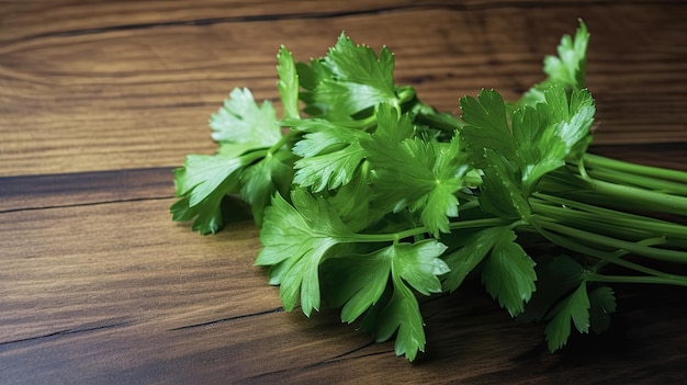 Un bouquet de persil sur une table en bois