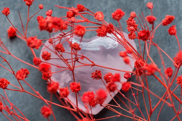 Bouquet de petites fleurs délicates rouges en forme de coeur Quartz rose Saint Valentin Fête des mères