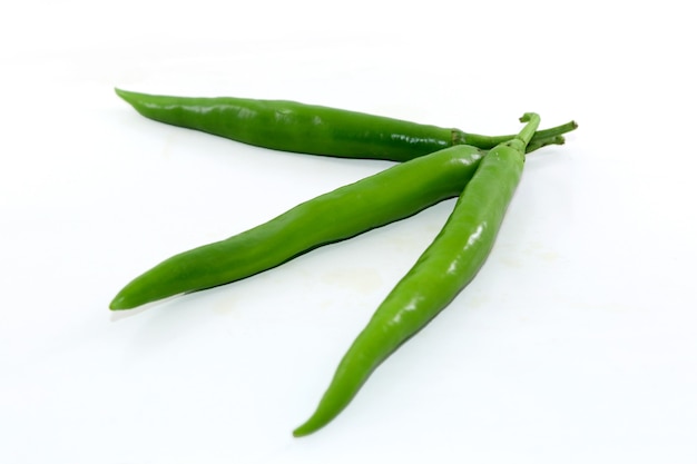 Bouquet de piments verts frais sur fond blanc