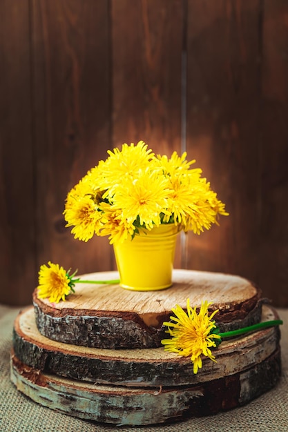 Bouquet de pissenlits jaunes dans un seau