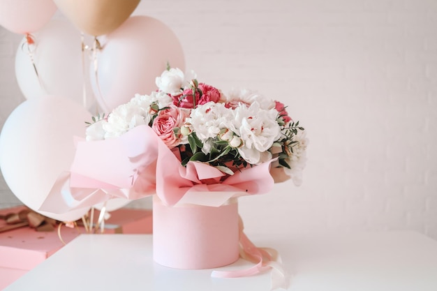 Bouquet de pivoines et ballons carte de voeux avec la fête d'anniversaire Saint Valentin 8 mars