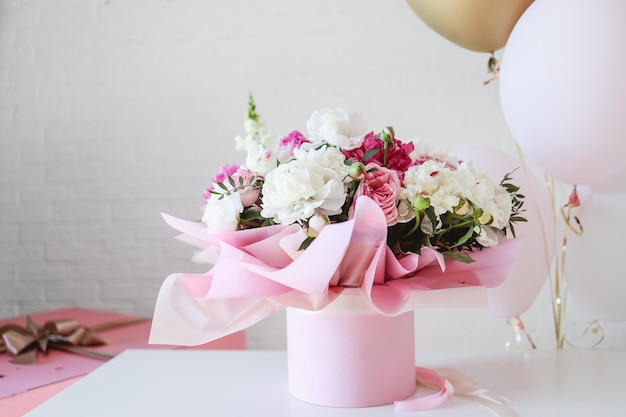 Bouquet de pivoines et ballons carte de voeux avec la fête d'anniversaire Saint Valentin 8 mars