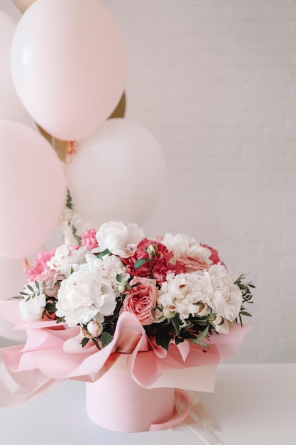 Bouquet de pivoines et ballons carte de voeux avec la fête d'anniversaire Saint Valentin 8 mars