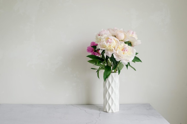 Bouquet de pivoines blanches dans un vase sur table