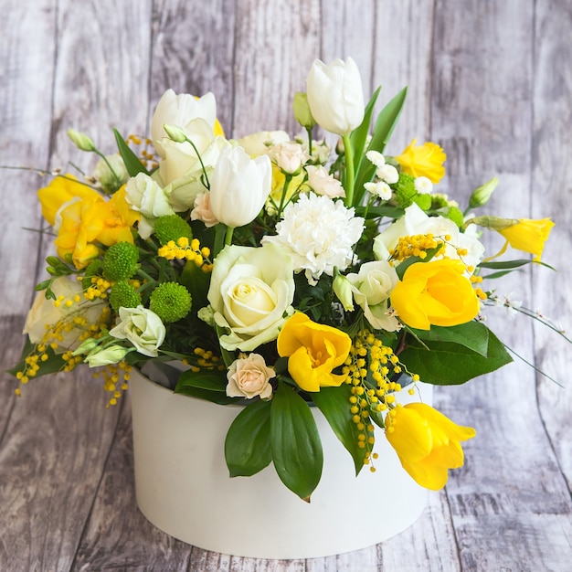 Bouquet de pivoines blanches, roses et tulipes jaunes