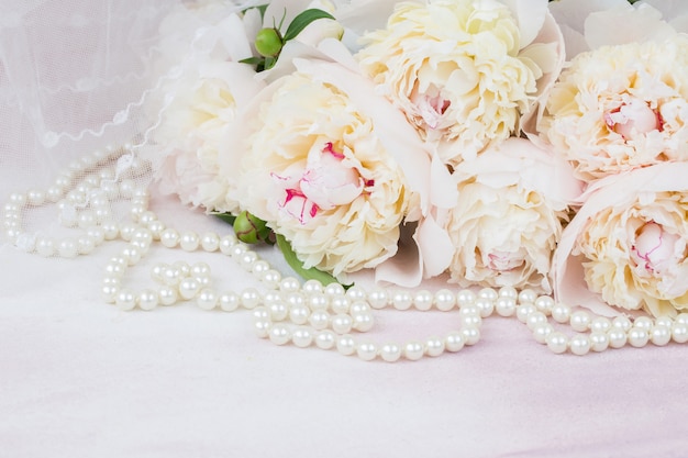 bouquet de pivoines blanches, voile et perles de nacre