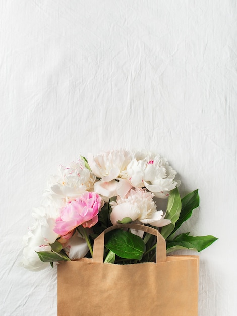 Bouquet de pivoines dans un sac en papier