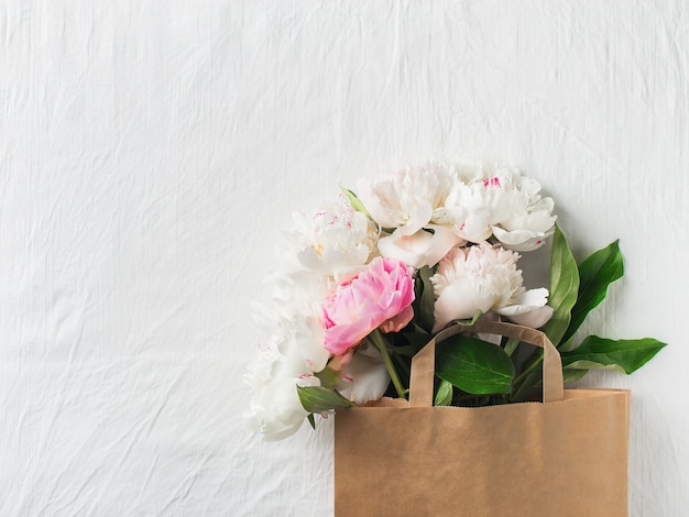 Bouquet de pivoines dans un sac en papier