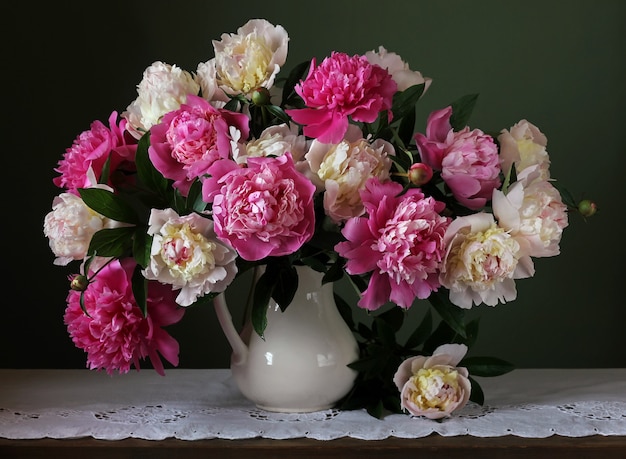 Bouquet de pivoines roses et blanches. Fleurs dans un vase.